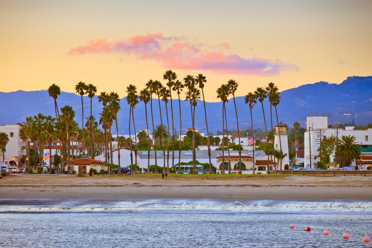<b>5. Santa Bárbara, California:</b> En el quinto lugar se encuentra la ciudad de Santa Bárbara, con un precio medio de una vivienda de $464,954. Aunque los ingresos de la ciudad son más bajos que los de algunas de sus contrapartes de California, ha logrado mantener una tasa de desempleo más baja, del 8,6%.