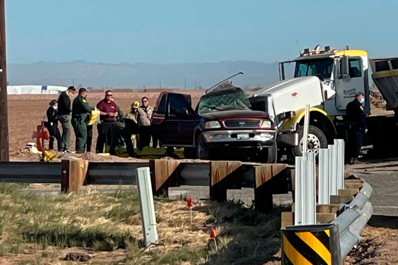 El accidente ocurrió poco después de las seis de la mañana en la carretera nacional 115, cerca de Holtville, unas siete millas al norte de la frontera entre Estados Unidos y México.