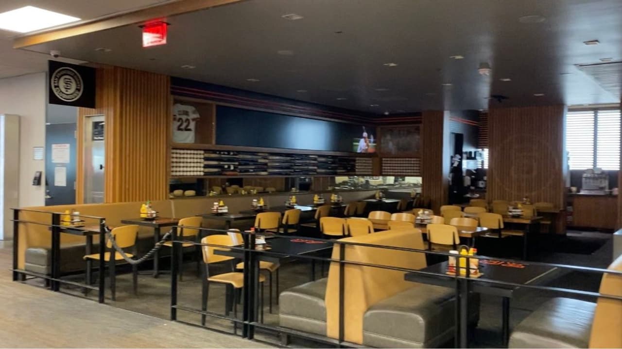 Empleados del área de comida rápida del aeropuerto internacional de San Francisco se fueron a huelga. Conoce sus motivos.