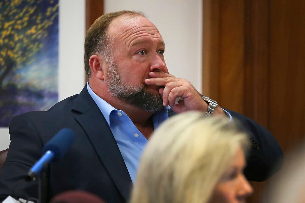 El jurado le impone a Alex Jones daños punitivos adicionales de $45.2 millones por mentir sobre la masacre en Sandy Hook