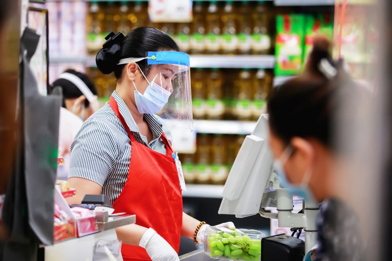 <b>Puesto 10: cajeros.</b> Se prevé que el número de estos empleos disminuya de 3.6 millones a 3.5 millones entre 2018 a 2028, unos 139,000 trabajadores (una de los más grandes declives de cualquier ocupación proyectados a nivel nacional). En constante contacto con el público durante la pandemia, muchos de los que se van probablemente buscarán salarios más altos, los 23,650 dólares que ganan en promedio al año es una de las remuneraciones más bajas.