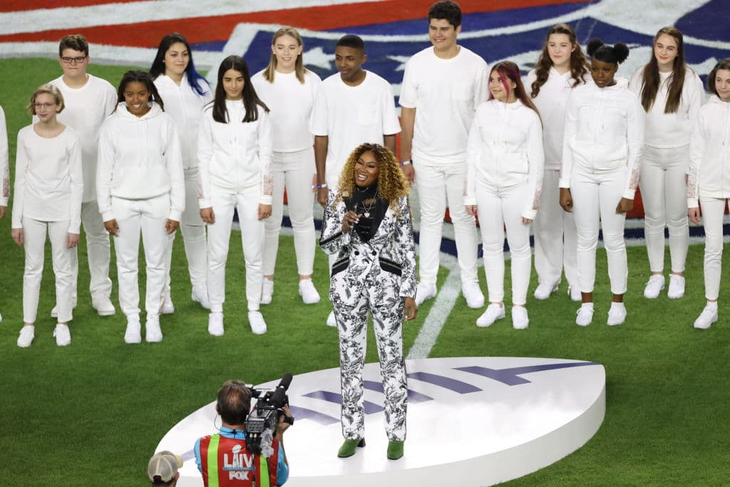 La cantante estadounidense de góspel, entonó con altísima calidad ‘America the beautiful’ logrando una primera emoción de los asistentes al magno evento.