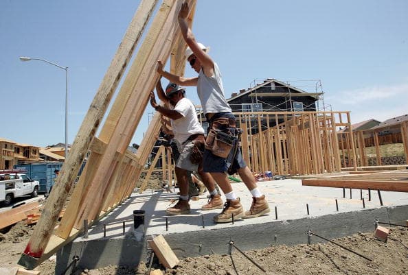 <b>¿Qué es Hábitat para la Humanidad? </b>
<br>
<br>
<a href="https://habitattexas.org/" target="_blank">Habitat for Humanity Texas</a> es parte de una organización mundial de viviendas sin fines de lucro que ayuda a la construcción de hogares y comunidades. 
<b>Por medio del trabajo voluntario tuyo, de amigos o familiares, puedes obtener una casa decente a un menor precio. </b>
<br>