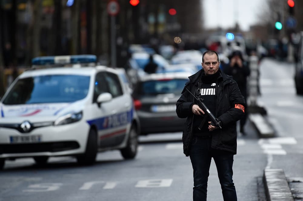 Bélgica busca a un hombre ligado a los atentados de París