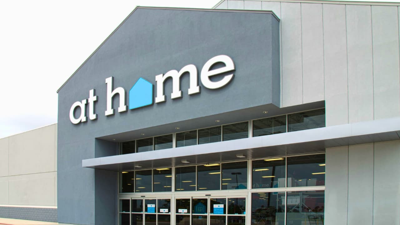 At Home,
<b> la popular tienda de artículos para el hogar, con 260 sucursales en 40 estados, <a href="https://www.univision.com/local/dallas-kuvn/conoce-tiendas-cierran-texas-2025-razones-impacto-fotos" target="_blank">se declaró en bancarrota</a></b>. La empresa, con sede en el norte de Texas,
<b> presentó una solicitud de protección bajo el Capítulo 11</b> en una corte federal de Delaware.
<br>
<br>La medida 
<b>no significa que cerrará de inmediato.</b> Más bien, se trata de 
<b>una estrategia para reorganizar sus finanzas, seguir operando</b> y, según sus directivos, 
<b>salir de la crisis</b> fortalecidos.