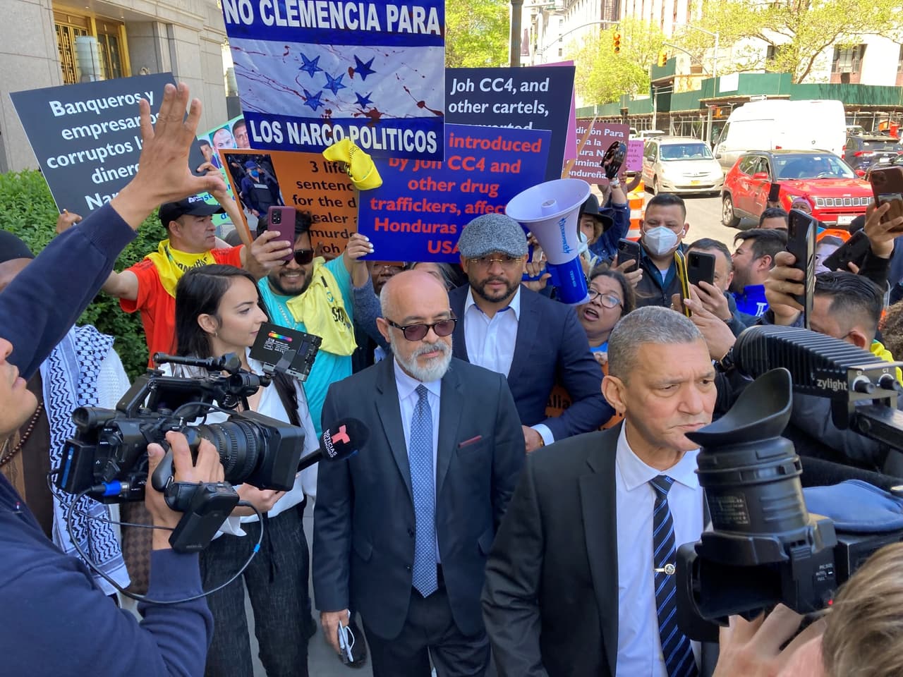 El detective privado Angel martinez saliendo de la corte en Nueva York, 10 de mayo 2022.