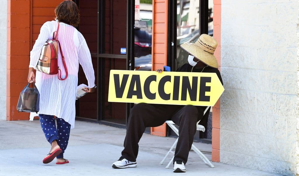 Después de intentar todo tipo de alicientes para animar a la vacunación, incluso 
<a href="https://www.univision.com/noticias/salud/california-premio-50000-personas-vacunadas-incentivo">loterías millonarias</a> o comidas gratis, las autoridades federales, locales y estatales comienzan a estudiar -y a emprender- 
<b>medidas más drásticas</b>. Así está la situación de 
<a href="https://www.univision.com/noticias/salud/empleador-exigir-vacunacion-covid-19">los empleadores que exigen vacunas a sus trabajadores.</a>