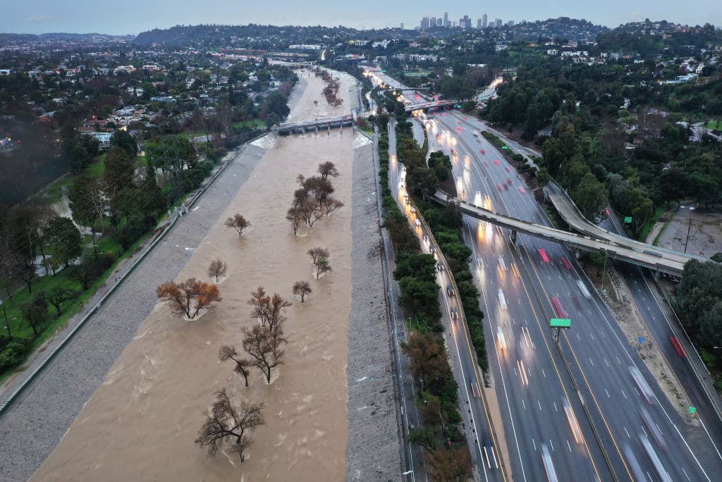 Durante los pasados dos días, Los Ángeles ha recibido 
<b>entre 6 y 12 pulgadas de agua de lluvia</b>, una cantidad histórica, pero causante de 
<b><a href="https://www.univision.com/local/los-angeles-kmex/estado-de-emergencia-en-los-angeles-por-tormentas-del-segundo-rio-atmosferico-video" target="_blank">daños catastróficos, provocados por una tormenta</a></b>.
