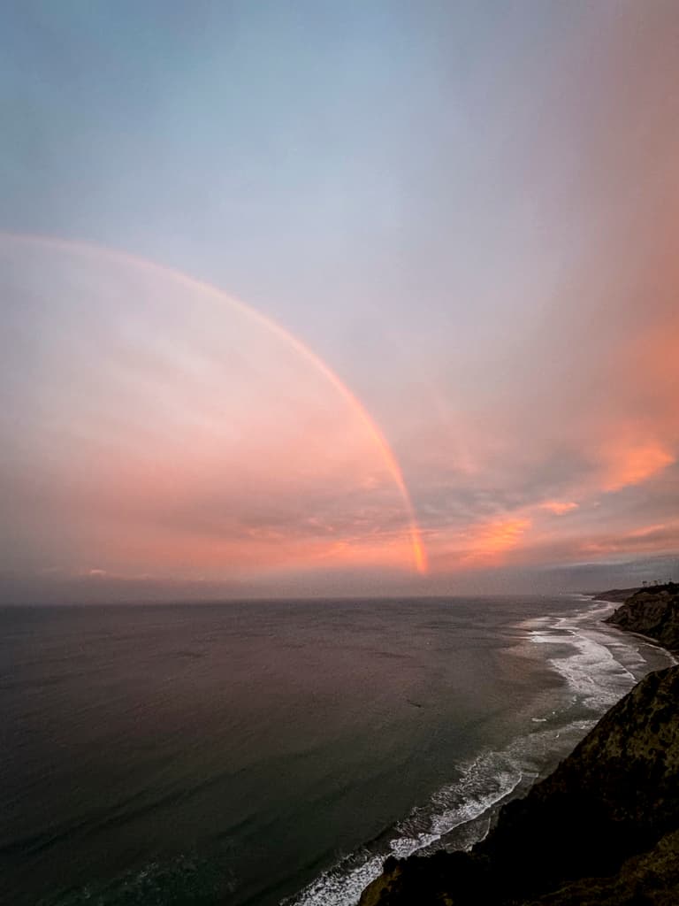 En San Diego, donde las lluvias provocaron 
<b><a href="https://www.univision.com/local/los-angeles-kmex/fuertes-lluvias-inundaciones-accidentes-grandes-perdidas-san-diego-fotos" target="_blank">grandes pérdidas hace casi dos semanas</a></b>, algunas partes amanecieron con un arcoíris, lo que no llevó a bajar la guardia.