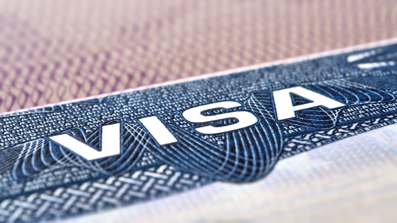 <h2 class="cms-H2-H2"><b>Los agentes migratorios pueden revisar tus redes sociales incluso en el aeropuerto</b></h2>
<br>Cuando una persona intenta entrar a Estados Unidos, los agentes de inmigración pueden pedir revisar los celulares y las redes sociales.
<br>
<br>
<b>“Lo mismo pasa en el aeropuerto… los agentes de inmigración también pueden revisar tus redes sociales”</b>, comenta Vásquez.
<br>
<br>Incluso, la Unión Estadounidense por las Libertades Civiles (ACLU, por sus siglas en inglés), ya había advertido en 2017 que para turistas o personas con visa, no hay mucha opción si algún agente de la Agencia de Aduanas y Protección Fronteriza llegase a pedir alguna contraseña para la revisión de algún dispositivo: “Sin embargo, los titulares de visas y los turistas de países exentos de visa corren el riesgo de que se les niegue la entrada si se niegan a proporcionar una contraseña, y deben considerar ese riesgo antes de decidir cómo proceder”, publicó ACLU.