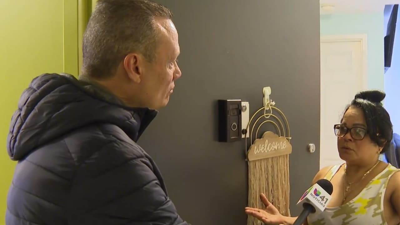 María Rodríguez, una vecina de la víctima, dijo a 
<i>Univision 41</i> que se enteró de que algo sucedía cuando vio a los policías en el edificio. Sin embargo, aseguró no saber qué ocurrió. Otros vecinos 
<b>describieron a Carlin Ramírez como amable, pero no la conocían íntimamente</b>.