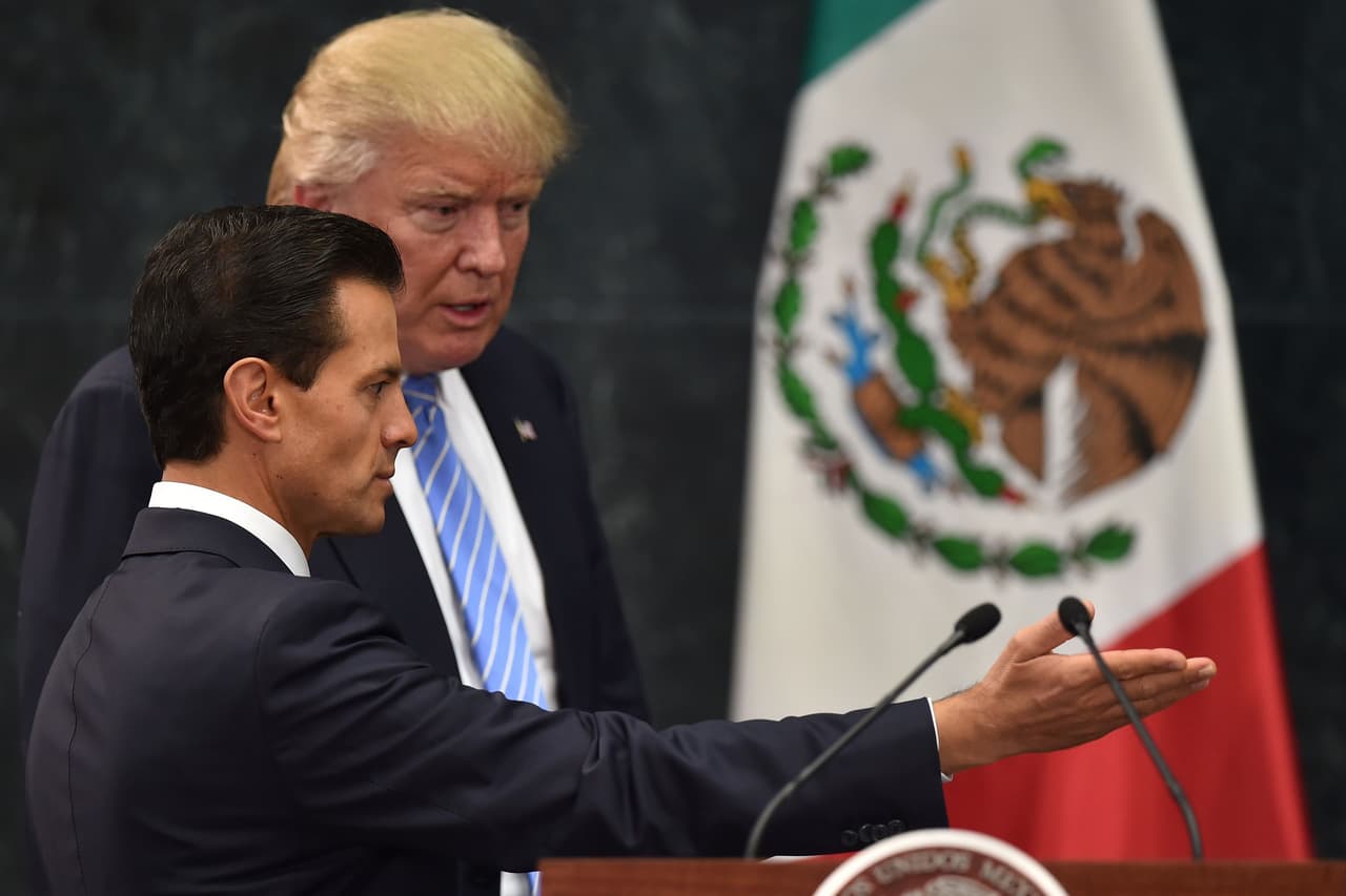 <b>Trump del otro lado del muro.</b> Dos meses después de la reunión de los presidentes en Ottawa se dio un encuentro informal entre Donald Trump, aún candidato, y Enrique Peña Nieto. La posición contra el Tratado de Libre Comercio de América del Norte del ahora presidente de los Estados Unidos y su proyecto de continuar y fortalecer un muro fronterizo fue el centro de la agenda. Una segunda reunión estaba prevista para enero de 2017, con Trump activo en la Casa Blanca. No obstante, la amenaza de que el costo del muro fronterizo será pagado por México y las políticas migratorias contra ciudadanos mexicanos que comienza a activar el nuevo gobierno de EEUU, tensaron las relaciones entre los dos países y el encuentro se suspendió.