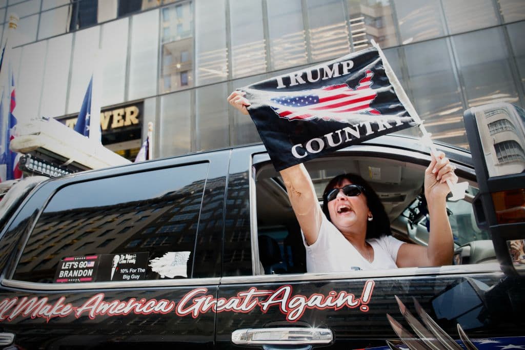 Simpatizantes del Partido Republicano llamaban la atención de los transeúntes desde sus autos, 
<b><a href="https://www.univision.com/local/philadelphia-wuvp/butler-mitin-trump-pensilvania-elecciones" target="_blank">proclamando a Trump</a></b> como la esperanza para la nación.