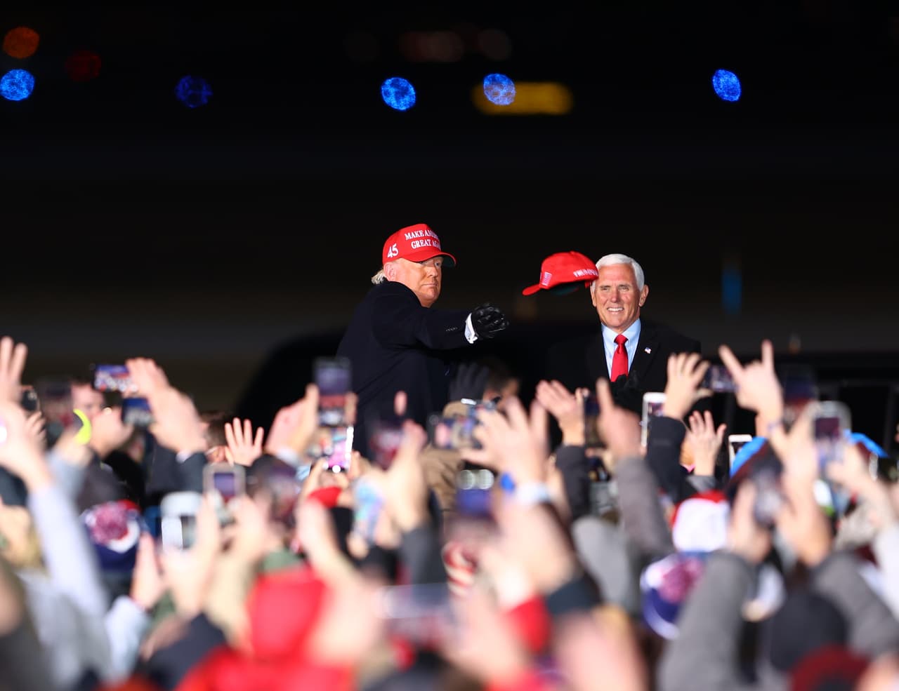 Como ha sido una costumbre durante su campaña, dándole la espalda a las medidas de mitigación del coronavirus emitidas por su propia administración, Trump llegó a un mitin en Traverse City, Michigan, rodeado de sus seguidores a quienes les pudo lanzar gorras con el lema de su campaña "Make America Great Again". Allí estuvo junto al vicepresidente Mike Pence, quien agradeció 
<a href="https://twitter.com/Mike_Pence/status/1323434406401445895?s=20" target="_blank">a través de su cuenta de Twitter </a>a la gente que se acerco a su encuentro encuentro.
<b> "Fue increíble estar en Traverse City (...) con MILES de estadounidenses que están listos para cuatro años más del presidente Donald Trump", escribió. </b>
<br>