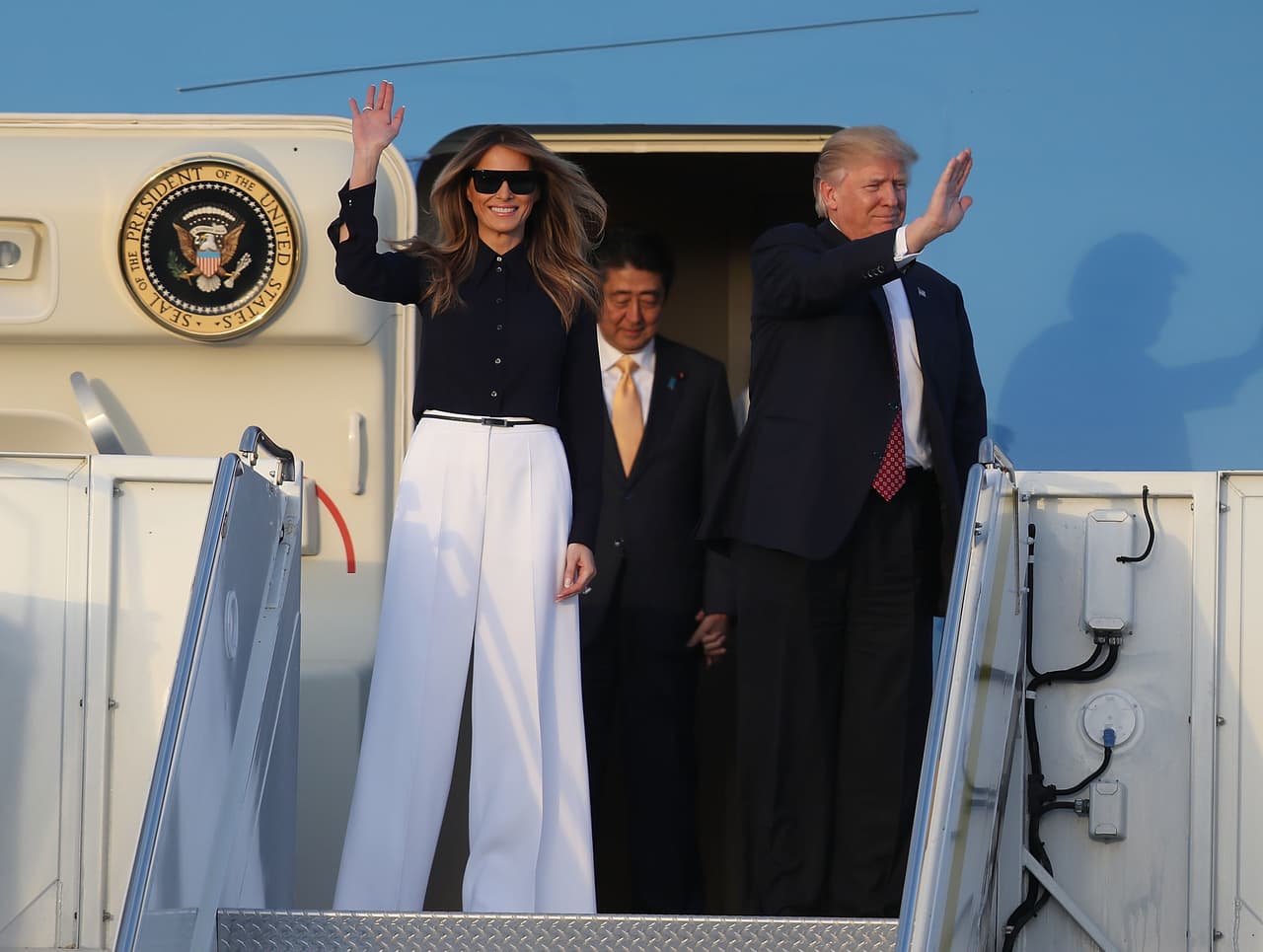 Las escasas apariciones de Melania Trump han estado sobre todo marcadas por su desembarco en Palm Beach para pasar los fines de semana con su esposo. Y aunque lo ha hecho con gran elegancia 
<b>llevando pantalones blancos tipo palazzo y camisa de cuello negro como lo hizo el pasado 10 de febrero</b>, las expertas aseguran que su argumento para mantenerse en Nueva York no es de peso: " El argumento de que el pequeño Barron necesita acabar sus estudios es débil si se compara con otras 
<i>primeras familias</i>. Las niñas Obama empezaron su colegio en Washington DC tan pronto su padre tomó posesión del cargo. Lo mismo hizo Chelsea Clinton y Amy Carter. Lo que sorprende es que la gente parece empática ante la decisión de la señora Trump de permanecer lejos de la Casa Blanca", añade la analista Elizabeth Mehren.