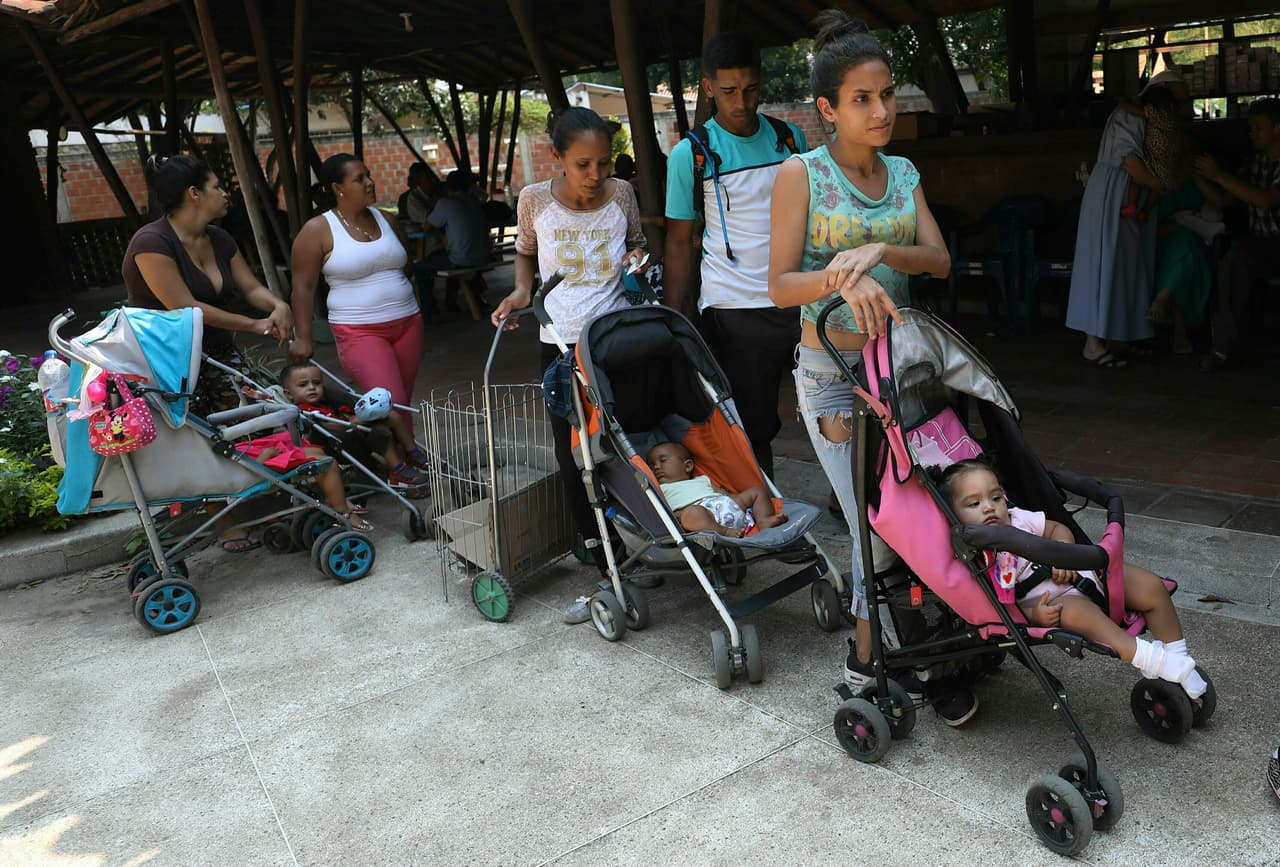 "Algunos migrantes, entre ellos menores no acompañados y separados, mujeres embarazadas o lactantes e indígenas, están en un mayor riesgo”, señaló UNICEF en su llamado a los gobiernos para que respeten los derechos de los niños. En la foto un grupo de migrantes venezolanos hacen fila para recibir comida en un refugio de La Parada, a las afueras de Cúcuta.