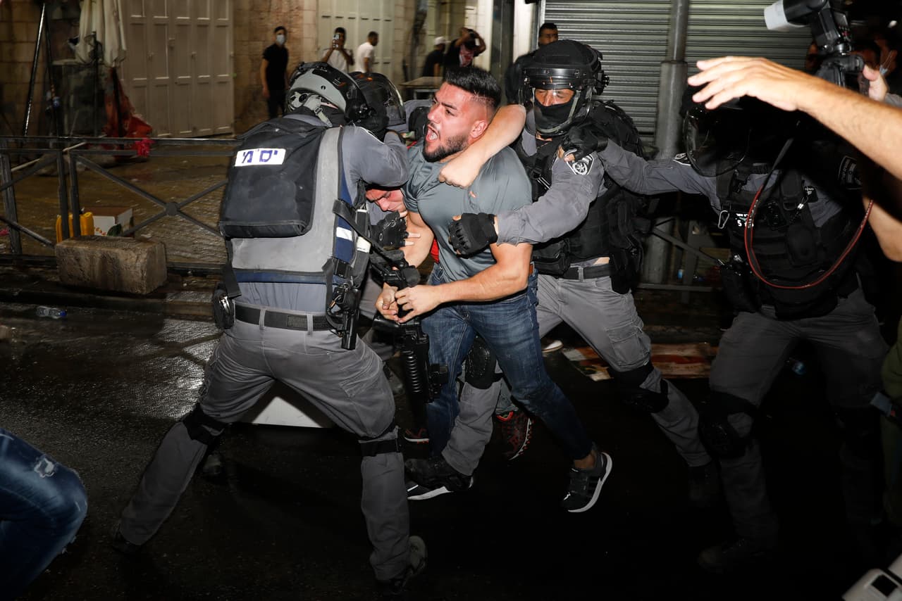 En Israel las poblaciones árabes y judías han visto manifestaciones violentas, ocho personas han muerto, incluidos dos niños. La fotografía muestra a la policía israelí en un choque con manifestantes palestinos en Jerusalén, el domingo 9 de mayo.
<br>