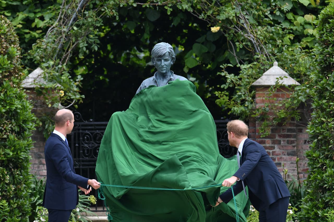En otros se les vio codo a codo y juntos quitaron la manta verde que cubría la estatua de su madre.