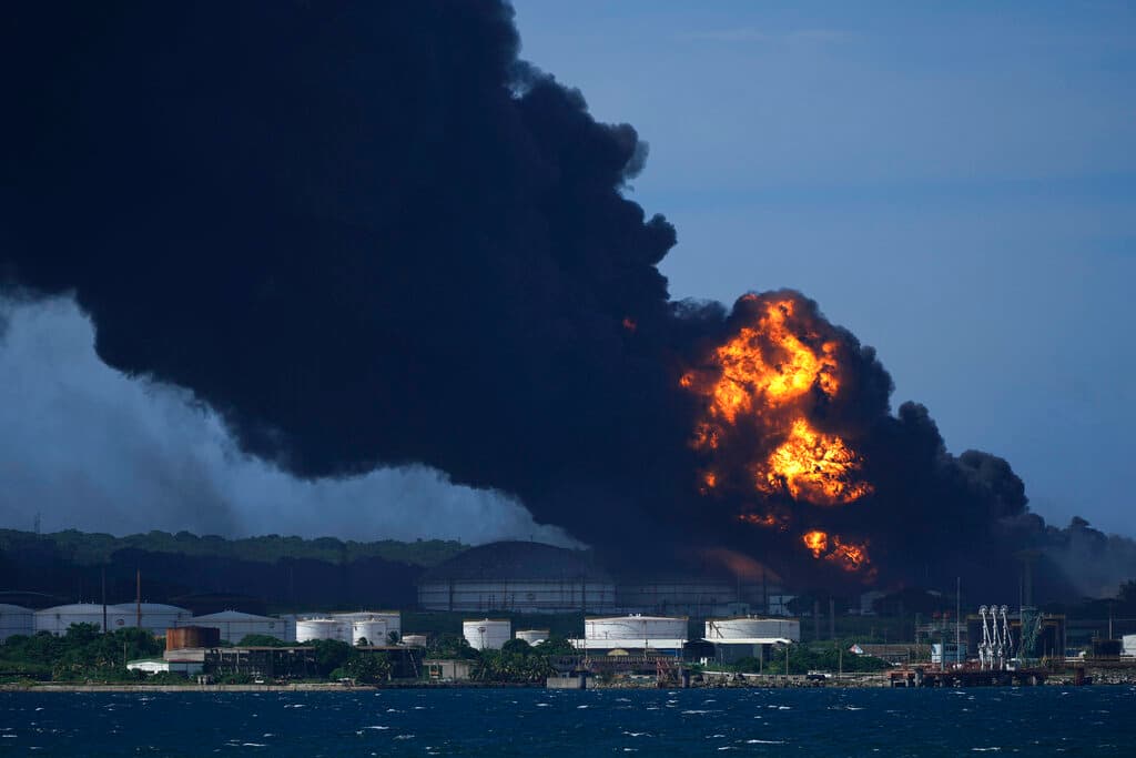 El balance inicial tras el 
<a href="https://www.univision.com/noticias/america-latina/explosion-combustible-en-cuba-balance-victimas">incendio en dos tanques de combustible en la ciudad de Matanzas</a>, en el occidente de Cuba reportado el sábado era de un muerto, 122 heridos y 17 desaparecidos.