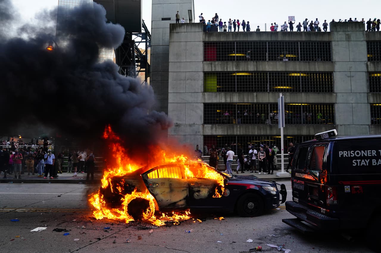 Se ve una patrulla de la Policía de Atlanta en llamas durante una protesta el 29 de mayo de 2020 en el centro de la ciudad.