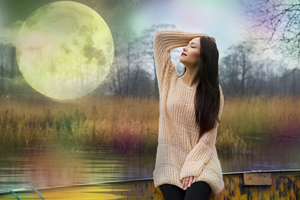 Luego piensa en todo lo que quieres eliminar de tu vida, para liberarte de ataduras. Concéntrate en ello y en tu respiración, mientras tomas la luz de luna.