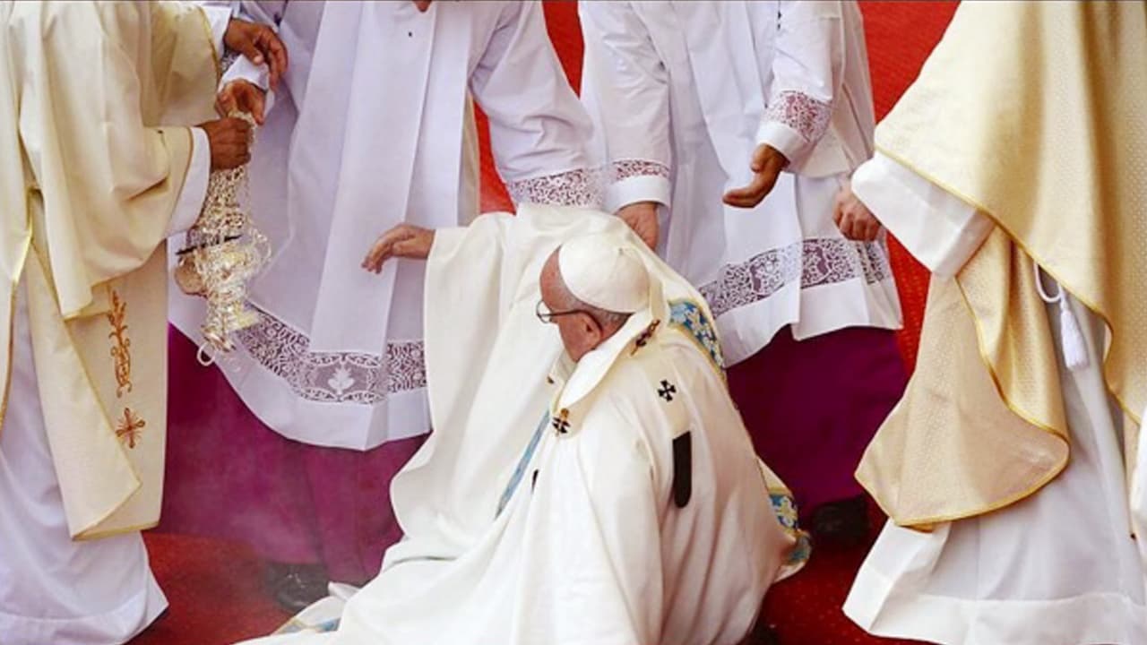 El papa Francisco sufre una caída en una misa durante su visita a Polonia