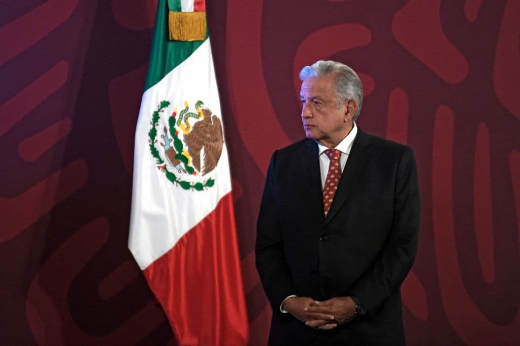 <h3 class="cms-H3-H3"><b>México</b></h3>
<br>
<br>El presidente mexicano, Andrés Manuel López Obrador, confirmó este lunes, tras semanas de incertidumbre, que 
<a href="https://www.univision.com/noticias/estados-unidos/cumbre-de-las-americas-los-angeles-2022-amlo-rechaza-asistir-a-la-cumbre-de-las-americas">no asistirá a la Cumbre de las Américas</a> como forma de expresar su rechazo por la exclusión de Cuba, Nicaragua y Venezuela.
<br>
<br>“Informarle al pueblo de México que no voy a asistir a la Cumbre, va en mi representación y en la del Gobierno (el canciller) Marcelo Ebrard y no voy a la Cumbre porque no se invita a todos los países de América", dijo.
<br>