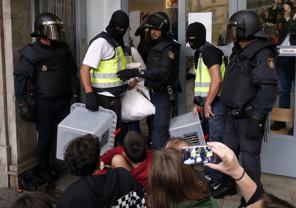 "De estas 35 han sido leves y 3 menos graves. Nueve de estas personas han requerido el traslado a un centro sanitario. Mayoritariamente se han atendido contusiones, mareos y crisis de ansiedad", señaló en dos mensajes en Twitter.