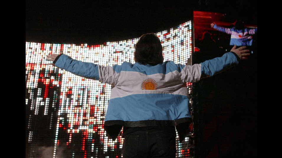 <b>Siguiente parada:</b> Argentina. Aquí Bono se llevó 
<i>double brownie points </i>pues no sólo retrasó su concierto para que los argentinos pudieran disfrutar del partido con Ecuador por la clasificación al mundial, sino que lució esta chamarra con la bandera albiceleste.