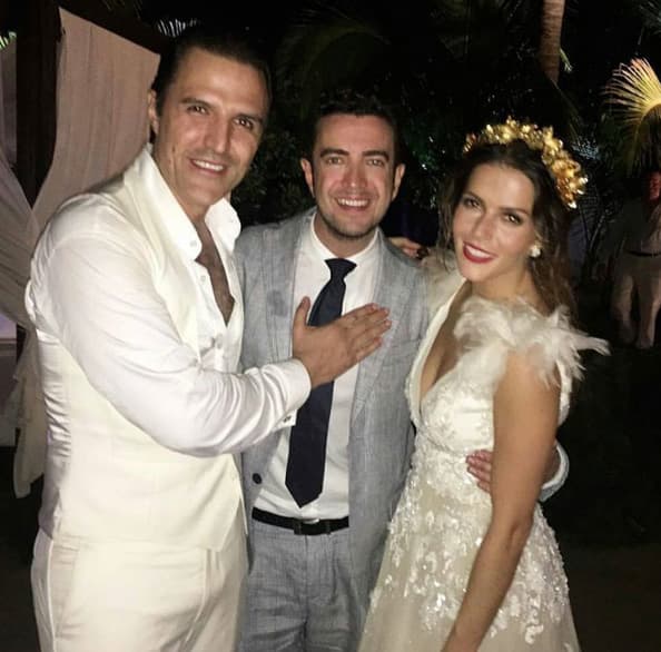 Claudia y Billy se casaron después de cinco años de noviazgo y lucen más enamorados que nunca.