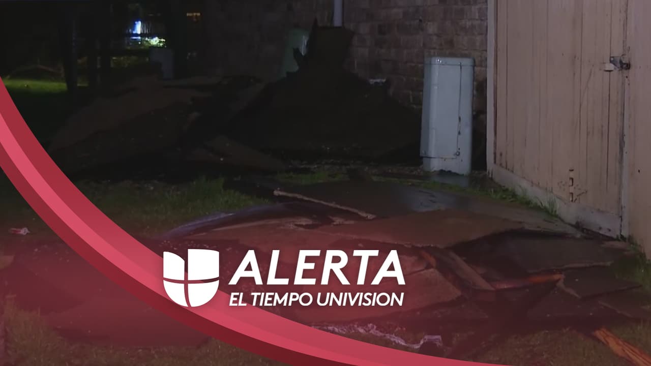 En la tarde de este 2 de marzo, una tormenta azotó el condado de Tarrant causando estragos en varias ciudades, entre ellas en Hurst donde una unidad de complejos de apartamentos quedó sin techo y sin energía eléctrica. Asimismo, habitantes del sector indicaron que el viento rompió los vidrios de las ventanas. Tras la emergencia, un equipo de bomberos llegó al lugar para verificar que la comunidad estuviera bien. A pesar de que no hubo heridos, hay varias familias que quedaron sin vivienda.