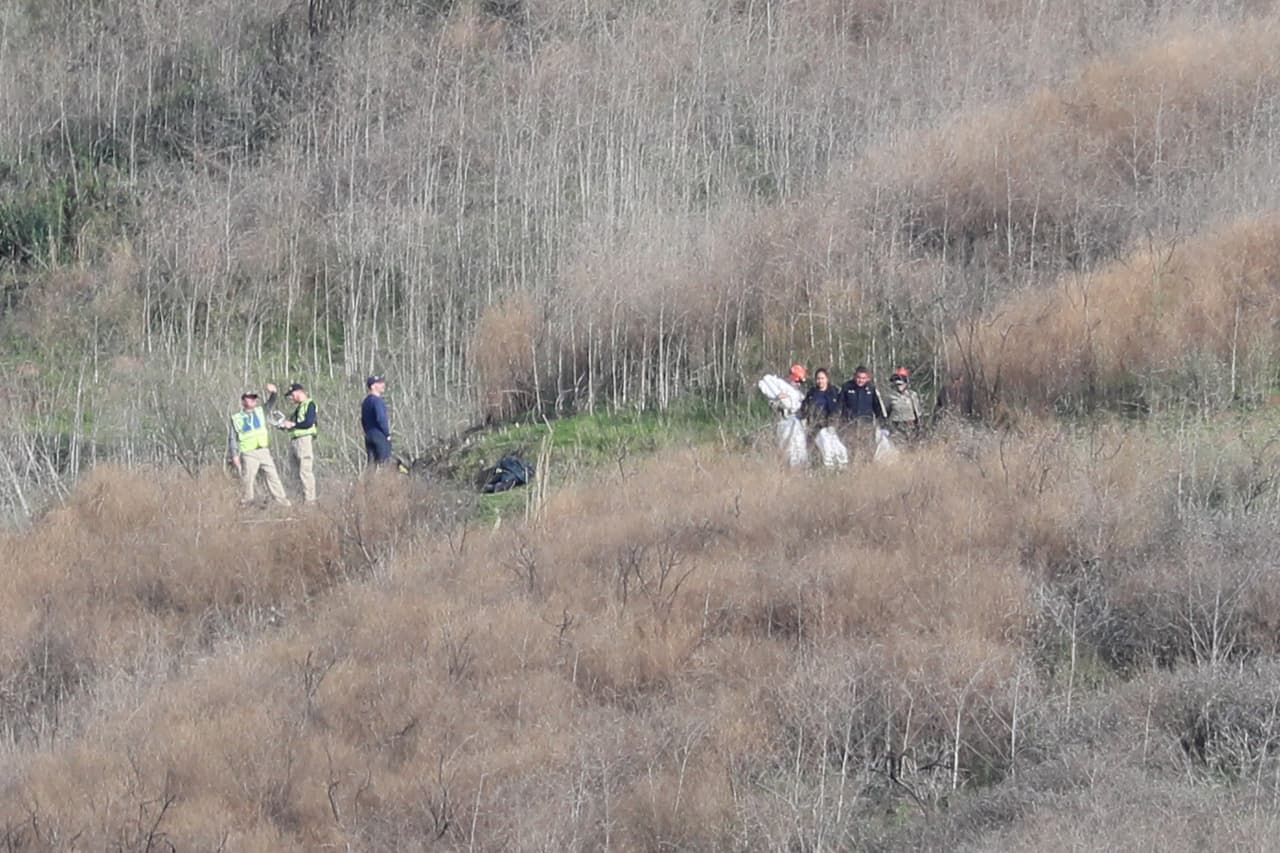 “Cuando el control de tráfico aéreo preguntó qué planeaba hacer el piloto, no hubo respuesta”, indicó la experta. Dos minutos después, una persona en tierra llamó al teléfono de emergencias 911 para reportar el accidente.