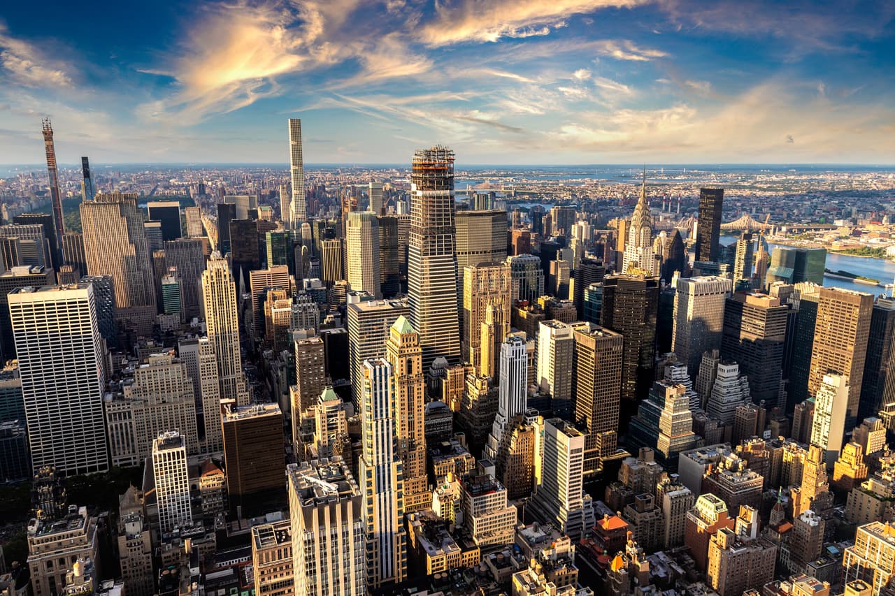 <h3 class="cms-H3-H3">7. New York-Newark-Jersey City, New York-New Jersey-Pennsylvania</h3>
<br>
<br>➡️ 
<b>Precio promedio, mayo 2022:</b> $720,000
<br>
<br>➡️ 
<b>Aumento en el precio promedio, de mayo de 2021 a mayo de 2022: </b>+10.9%
<br>
<br>➡️ 
<b>Promedio de días que dura una casa en el mercado:</b> 43
<br>