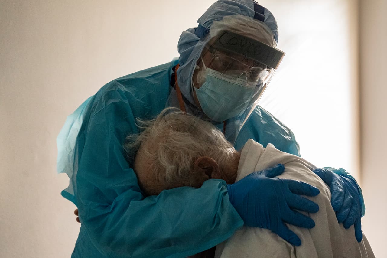 <b>El consuelo de un médico de Texas (26 de noviembre). </b>El Dr. Joseph Varon abraza a un paciente el día de Acción de Gracias, en la unidad de cuidados intensivos de covid-19 del United Memorial Medical Center de Houston. 
<a href="https://www.univision.com/local/houston-kxln/la-historia-detras-de-la-fotografia-viral-en-la-que-el-doctor-joseph-varon-de-ummc-abraza-a-un-paciente-con-coronavirus">El hombre quería ver a su esposa y el doctor le dijo que no podía, hasta confirmar los resultados negativos de su último examen</a>.