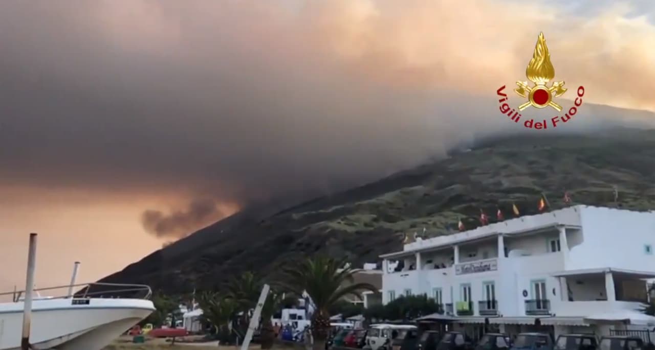 El alcalde de la localidad, Marco Giorgianni, comunicó que aunque el fenómeno es de gran intensidad respecto a la normal actividad del volcán, no ha producido consecuencias como maremotos o daños en las viviendas y no consideró, por el momento, que sea necesaria la evacuación.
