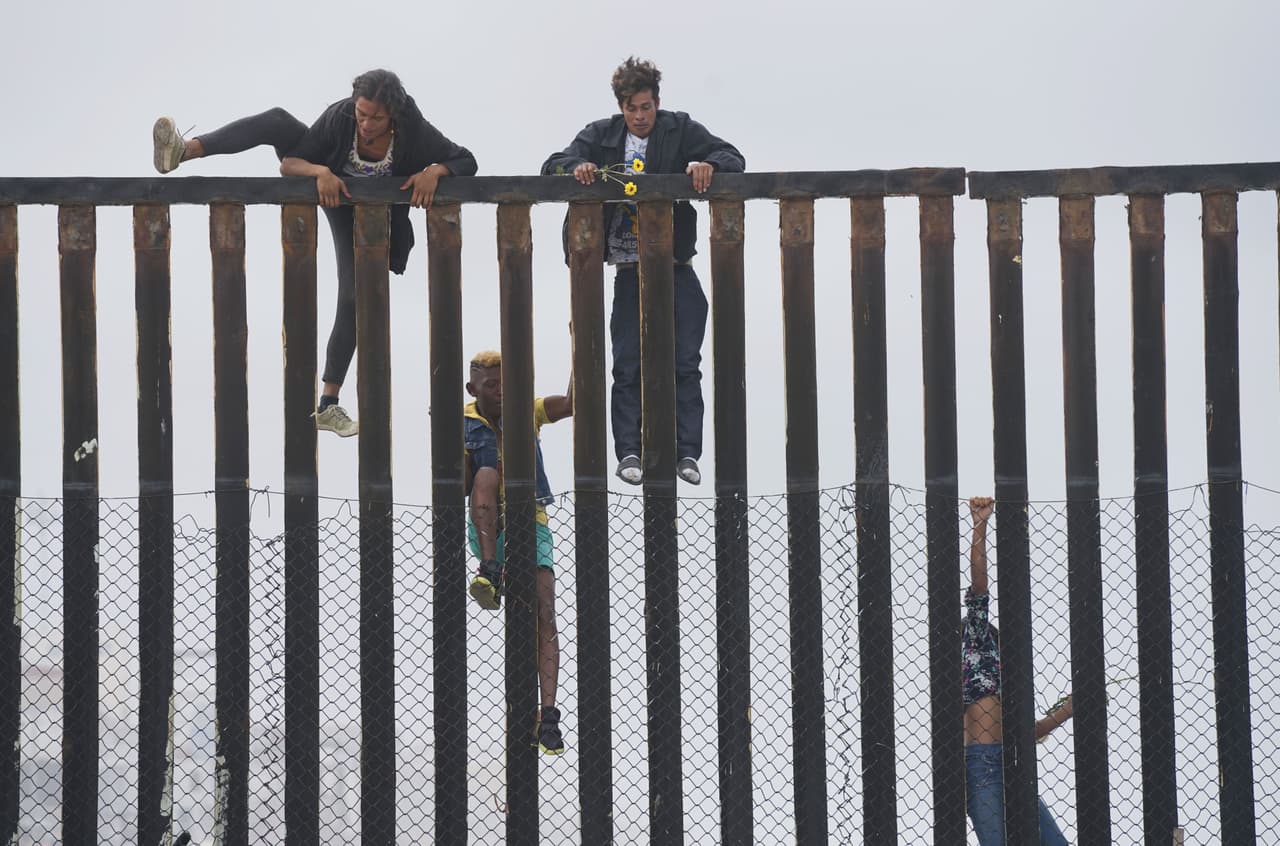 Con carteles que hablaban de derrumbar las fronteras, muchos de los migrantes que subieron el muro en el Parque de la Amistad gritaban: "Fuera Donald Trump y su política de miedo".