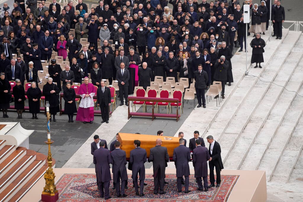 <a href="https://www.univision.com/noticias/mundo/muere-el-papa-emerito-benedicto-xvi">Benedicto murió a los 95 años el 31 de diciembre</a> en el monasterio en los terrenos del Vaticano donde había pasado casi toda sus años de retiro, dedicando sus días principalmente a la oración y la reflexión.