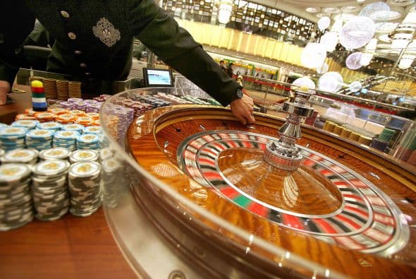 Con respecto a otras industrias de entretenimiento, los juegos de azar han presentado un crecimiento mayor, ya que de 1990 a 2009 el gasto de los consumidores creció un 4.7%, desde el 3.8% de la industria del video y audio y equipo para computadoras y del 1.5% de la industria de las mascotas y productos para mascotas.