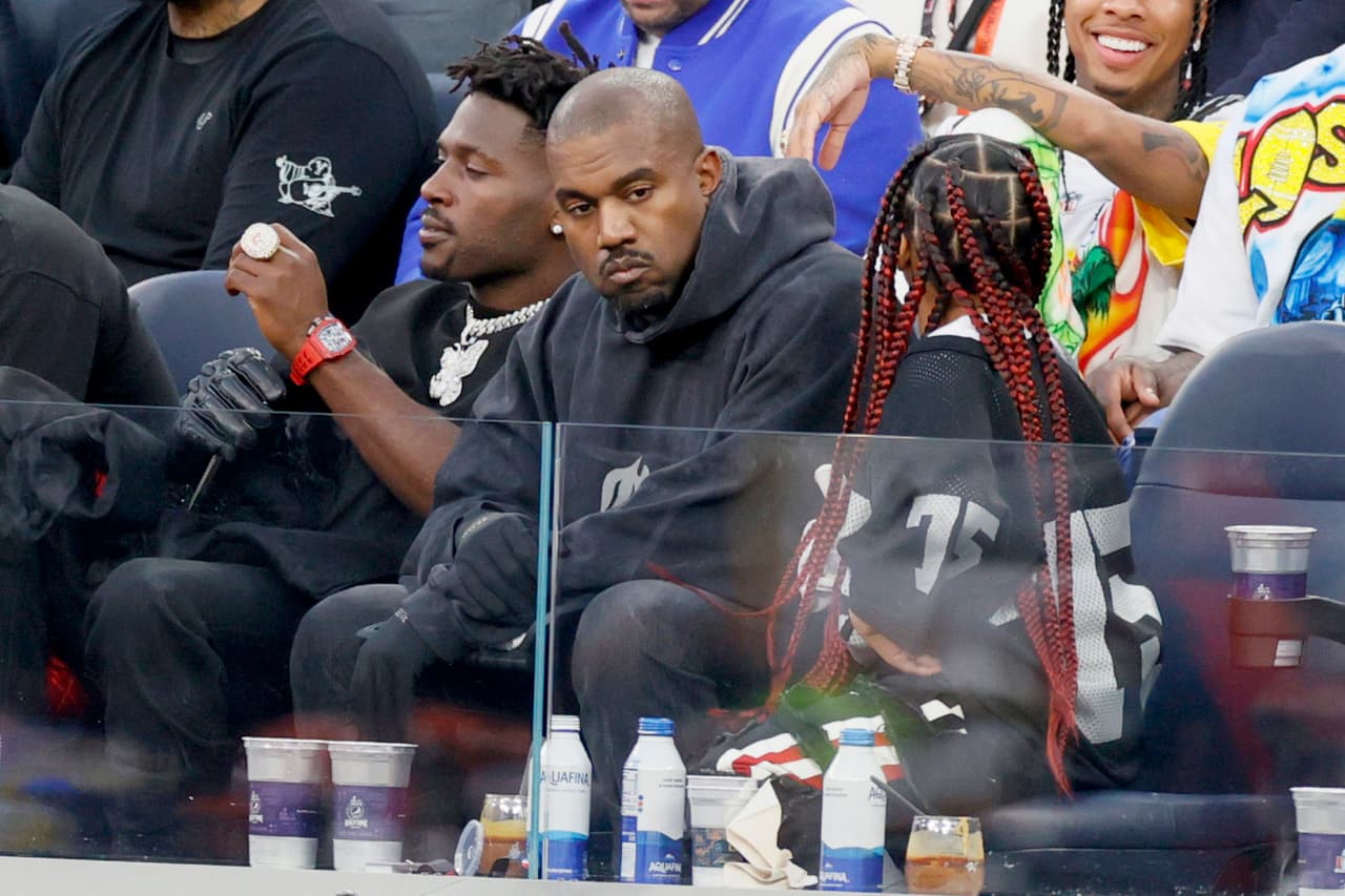 En medio de sus 
<b><a href="https://www.univision.com/famosos/kanye-west-pete-davidson-novio-kim-kardashian-instagram-fotos?de" target="_blank">pleitos con Kim Kardashian</a></b>
<a href="https://www.univision.com/famosos/kanye-west-pete-davidson-novio-kim-kardashian-instagram-fotos?de" target="_blank"> <b>y su nuevo novio</b></a>, Pete Davidson, el rapero Kanye West estuvo en el estadio al lado de su hija mayor North, de 8 años. 
<br>