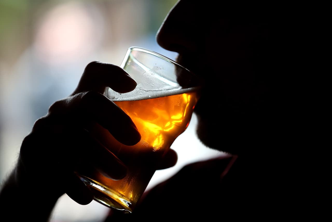Director general de sanidad pide incluir advertencias de "riesgo de cáncer" en las bebidas alcohólicas 
