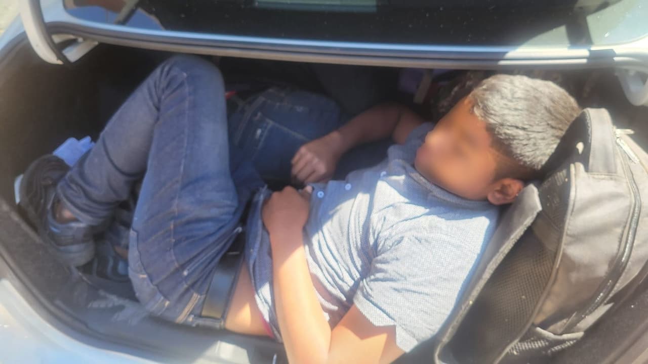 Agentes de la Patrulla Fronteriza detuvieron un vehículo cerca de Bisbee, el conductor intentó huír. Dos de los cuatro migrantes en el vehículo estaban escondidos en la cajuela, incluido un menor. El conductor ciudadano estadounidense se enfrenta a un proceso judicial, según CBP.