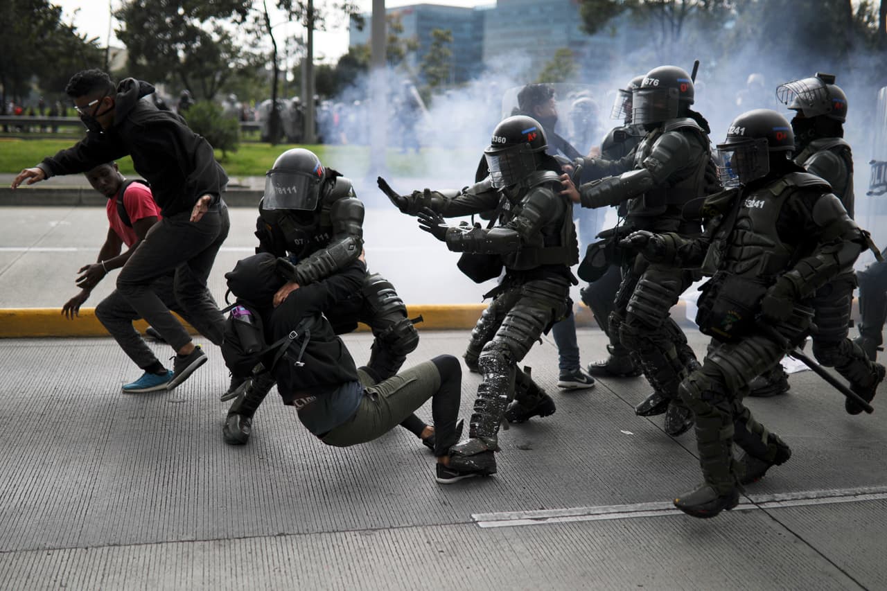 El Gobierno, que enfrentó la protesta más grande desde su llegada al poder en agosto de 2018, había advertido de posibles actos de violencia y disturbios como los que se registraron recientemente en 
<a href="https://www.univision.com/noticias/america-latina/en-fotos-ecuador-decreta-toque-de-queda-y-traslada-la-sede-del-gobierno-mientras-las-protestas-continuan-fotos">Ecuador</a>, 
<a href="https://www.univision.com/noticias/america-latina/tres-personas-mueren-quemadas-en-chile-en-los-distubios-que-han-forzado-a-suspender-el-alza-del-transporte">Chile</a> y 
<a href="https://www.univision.com/noticias/america-latina/la-oea-llama-a-nuevas-elecciones-en-bolivia-mientras-eeuu-pide-a-sus-ciudadanos-que-no-visiten-el-pais">Bolivia</a>, en medio de un 
<a href="https://www.univision.com/noticias/america-latina/evo-morales-renuncia-a-la-presidencia-de-bolivia-en-medios-de-protestas-tras-elecciones">clima de agitación política en la región</a>. En la fotografía El momento en que la policía detiene a un manifestante en la capital colombiana.