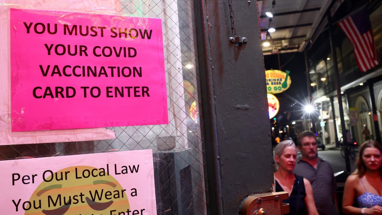 Berkeley comienza a exigir prueba de vacunación en restaurantes, bares, cines y gimnasios