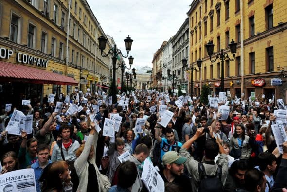 El alcalde en funciones de Moscú, Serguéi Sobianin, se pronunció a favor de que el dirigente opositor Alexéi Navalny se presente a las elecciones al Ayuntamiento de la capital rusa del próximo 8 de septiembre. Navalny decidió retirar su candidatura tras ser condenado la víspera a cinco años de cárcel en un caso de robo de madera y fraude, lo que de hecho le inhabilitaba para tomar parte en unas elecciones. Después de su arresto, condena y posteriores demostraciones en St. Petersburg y otras ciudades rusas, el bloguero fue puesto en libertad en forma inesperada. Al quedar en libertad hasta que se resuelva la apelación de la sentencia, el opositor podría concurrir teóricamente a los citados comicios. Tras abandonar la prisión preventiva de la ciudad de Kírov, unos 900 kilómetros al este de la capital, Navalny señaló que tomara una decisión cuando vuelva a casa. Mientras, el veterano opositor liberal, Borís Nemtsov, animó hoy a Navalny a postular su candidatura, "continuar hasta el final y ganar". "Estoy convencido de que si en las elecciones recibe más de un millón de votos, no se atreverán a encerrarlo. La garantía de inmunidad de Navalny depende directamente del apoyo popular", apuntó. Navalny, bloguero anticorrupción que sacó a la luz los trapos sucios del partido del Kremlin, era considerado hasta su condena ayer a cinco años de cárcel el dirigente opositor con mayor gancho electoral. Los analistas no creen en una posible victoria de Navalny en las elecciones a la alcaldía, pero consideran que su condena sí puede traerle réditos electorales. Uno de los organizadores en diciembre de 2011 de las mayores protestas antigubernamentales desde la caída de la Unión Soviética, Navalny fue el dirigente más votado cuando la oposición extraparlamentaria decidió crear un consejo coordinador.