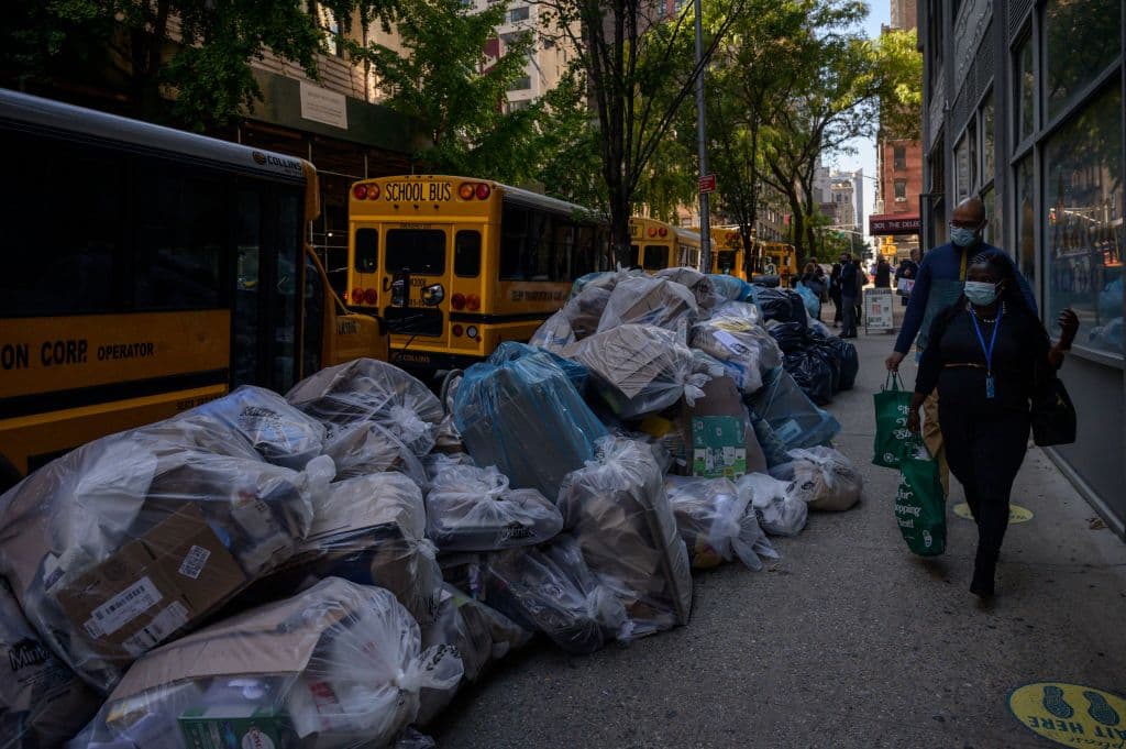 Según un estudio de Proceedings of the National Academy of Sciences, 
<b>NYC es la ciudad que más basura tira,</b> en comparación con otras 26 ciudades, en el 2021. 
<br>
<br>