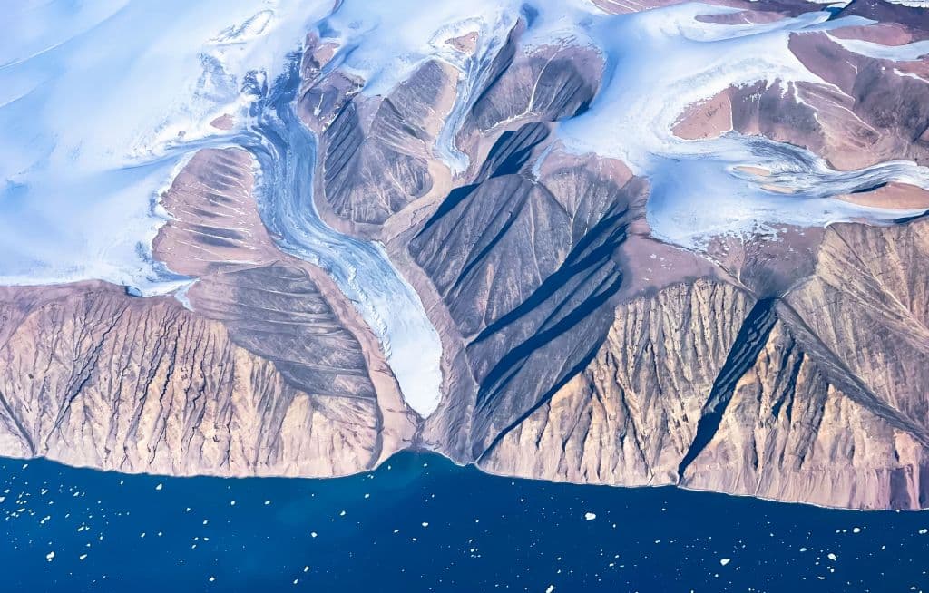 Vista aérea de los icebergs y la capa de hielo cerca de Pituffik, Groenlandia, el 19 de julio de 2022, captada por un avión Gulfstream V de la NASA durante una misión aérea para medir el deshielo del mar Ártico.