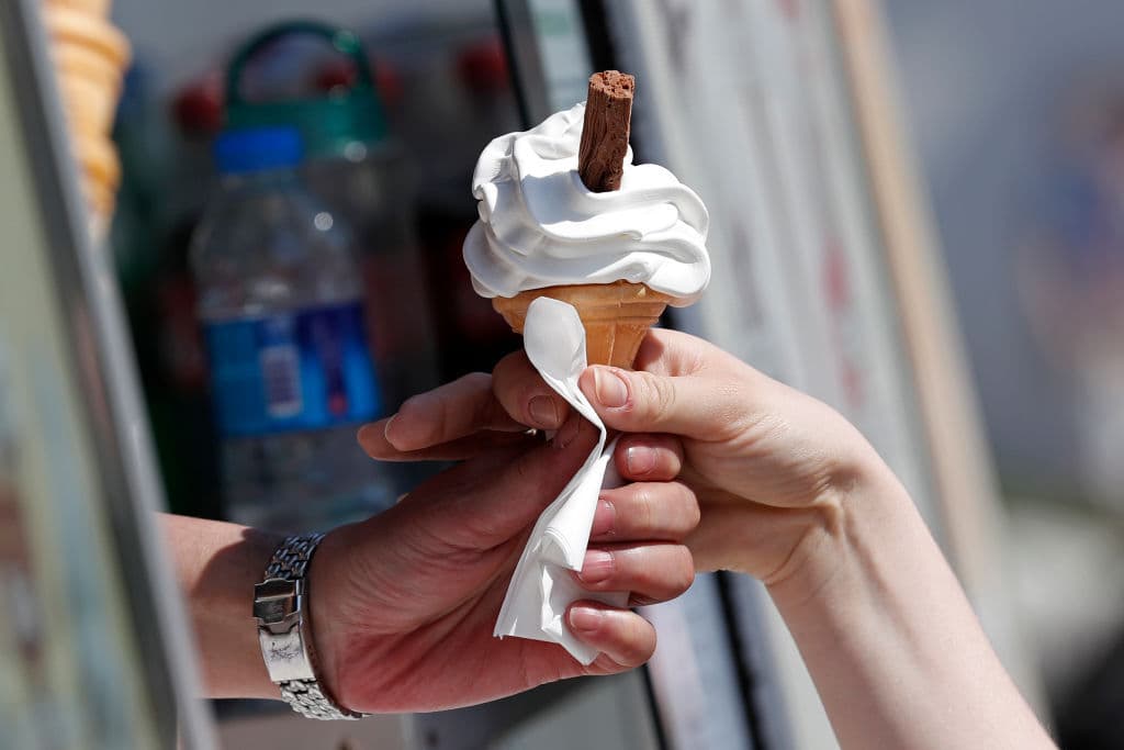 El mundo de los helados continúa creciendo, con una gran cantidad de nuevas ofertas locales en expansión y adorados artesanales, desde remolinos de conos adornados con espolvoreados hasta helados pegajosos cubiertos de tarta, golosinas y los favoritos de los locales con pretzel. ¿Sabías que Filadelfia es la cuna del helado?