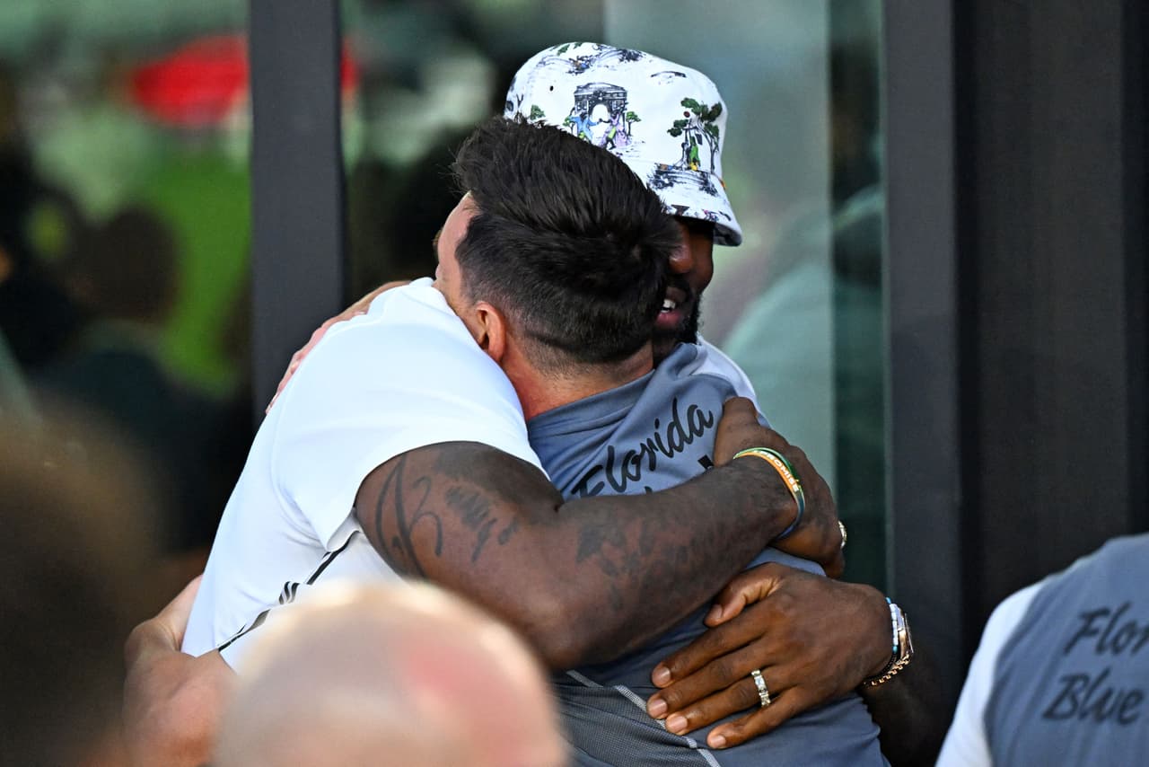La estrella del baloncesto 
<b>LeBron James</b> acudió al primer partido en el que jugó Messi con 
<b><a href="https://www.univision.com/local/miami-wltv/presentacion-messi-fecha-inter-miami-fc" target="_blank">el Inter de Miami contra el Cruz Azul de México</a></b>. Ambos aquí compartieron un efusivo abrazo.