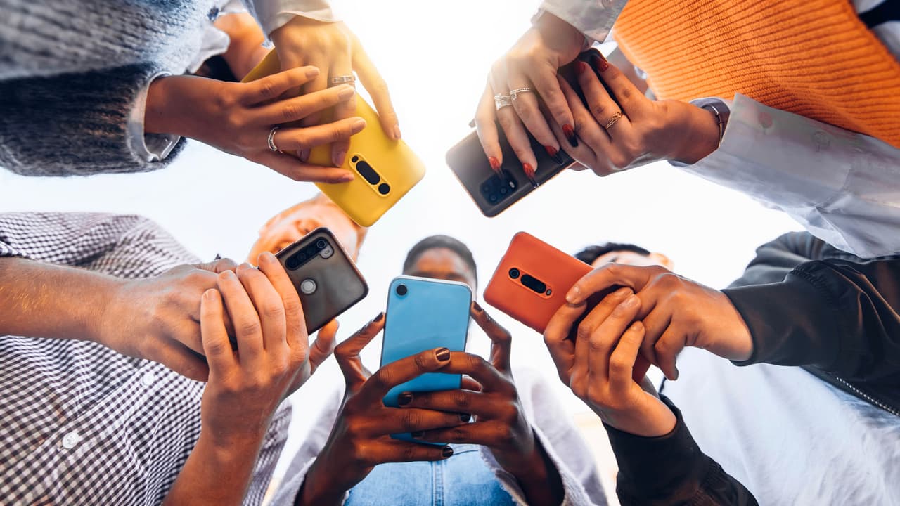 <h3 class="cms-H3-H3">2. Venda sus antiguos teléfonos, <i>gadgets</i> o computadoras</h3>
<br>
<br>¿Aún guarda aquel iPad que compró hace unos cuatro años y ahora ha dejado por alguna razón? ¿O el teléfono que dejó sin usar porque tiene uno nuevo? Una manera fácil de ganar dinero es vender un aparato electrónico, que pueden ser teléfonos, tabletas, 
<i>gadgets</i>, consolas de videojuegos o hasta una computadora. Algunos servicios que compran estos productos son ItsWorthMore, Decluttr, Gazelle y Trademore. También puede usar eBay o incluso venderlos de forma independiente. 
<br>