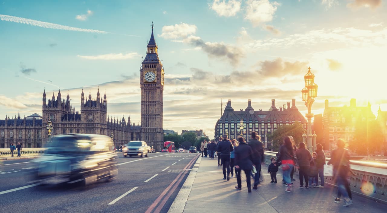 <b>Puesto 5: Londres. </b>50,305 personas tienen un patrimonio neto de cinco millones de dólares o más y el porcentaje de la población con este patrimonio es de 1.7%. 
<a href="https://www.univision.com/noticias/dinero/nuevos-refugios-de-multimillonarios-estas-son-las-residencias-mas-caras-vendidas-en-eeuu-en-el-ultimo-ano-fotos-fotoshttps://www.univision.com/noticias/dinero/nuevos-refugios-de-multimillonarios-estas-son-las-residencias-mas-caras-vendidas-en-eeuu-en-el-ultimo-ano-fotos-fotos"><u>Vea aquí los nuevos refugios para millonarios, las residencias más caras vendidas en el último año</u></a>